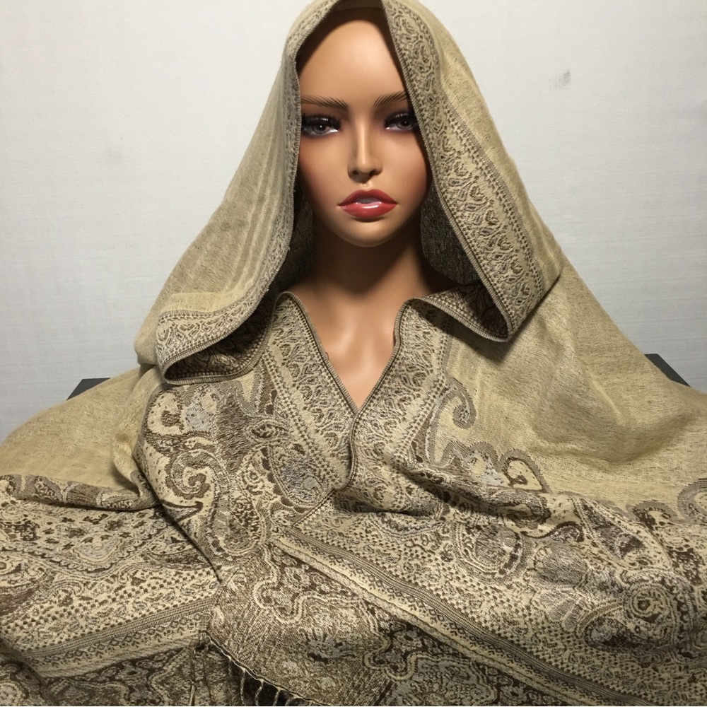 BEAUTIFUL Lg fringed scarf/wrap/throw tan beige paisley Like New 27X38